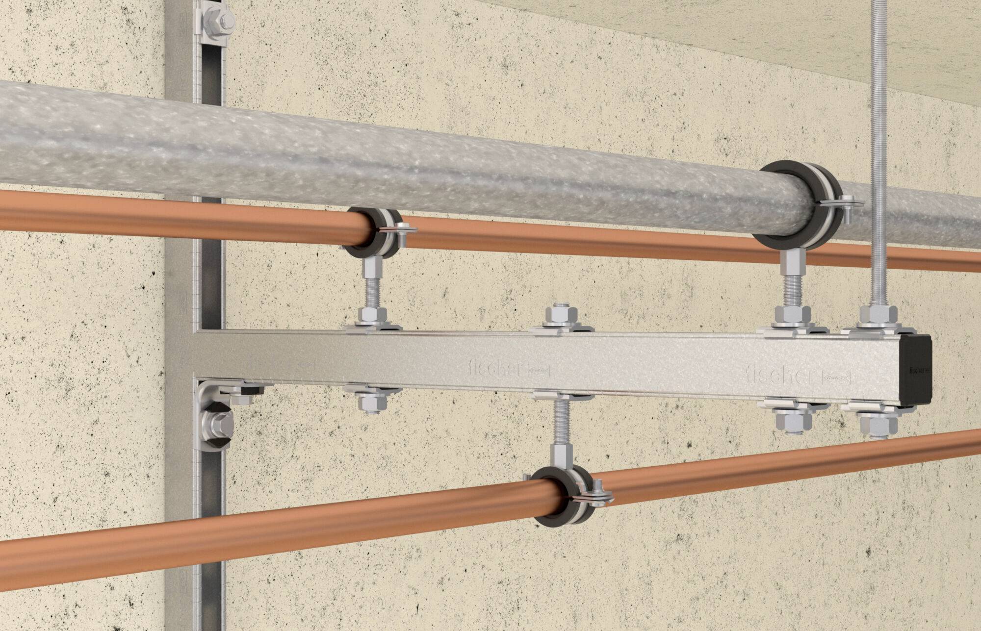 Metallisches Stützsystem hält graue und orange Rohre sicher an einer Betonwand, wobei eine organisierte Ausrichtung und Stabilität gewährleistet wird.