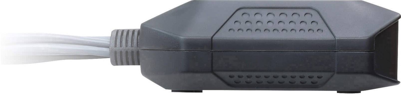 Ein schwarzer Adapterstecker mit Kabeln auf der linken Seite vor einem weißen Hintergrund.