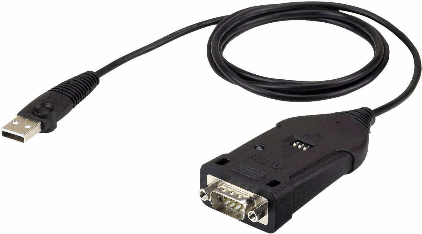 'USB-zu-RS232-Adapterkabel mit schwarzem Gehäuse und Steckverbindern. Verwendet zum Anschluss serieller Geräte an USB-Ports.'