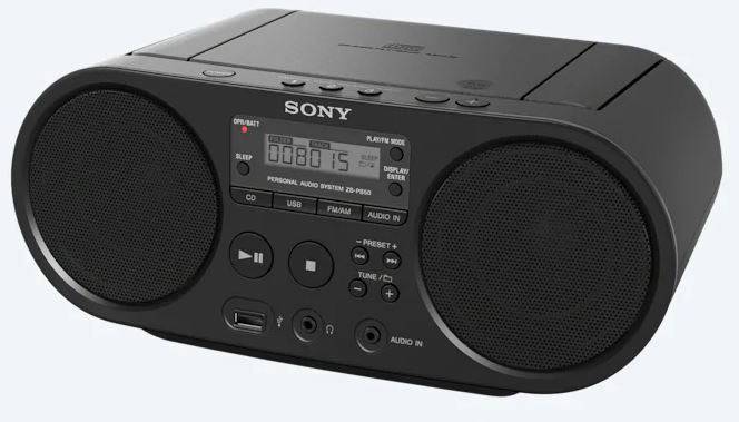 Schwarzes tragbares Radio mit zwei Lautsprechern und Display. Markenname sichtbar oben, verschiedene Bedientasten und Anschlüsse vorhanden.