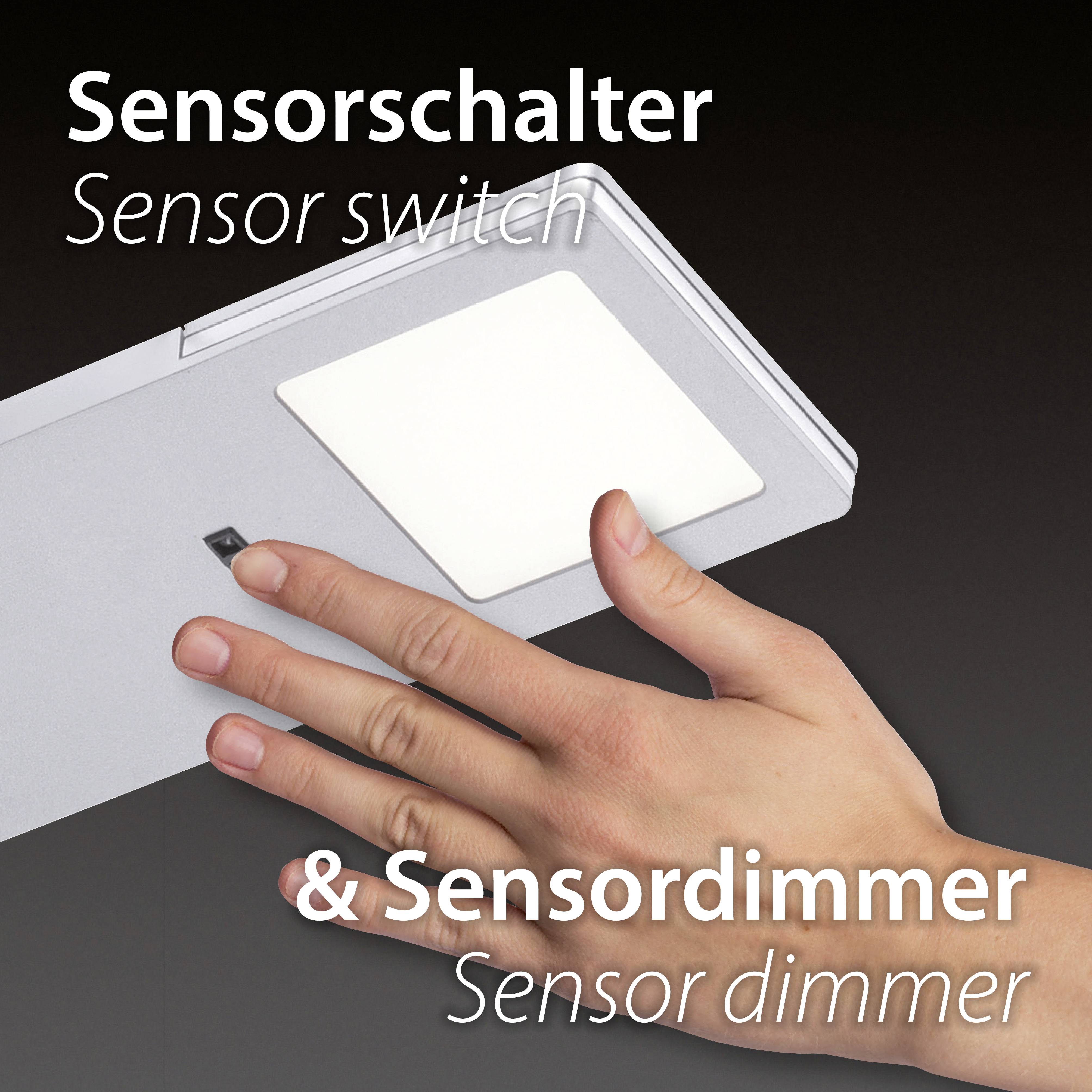 Eine Hand streckt sich nach einem rechteckigen Sensorschalter und Sensor-Dimmer in heller Umgebung aus.