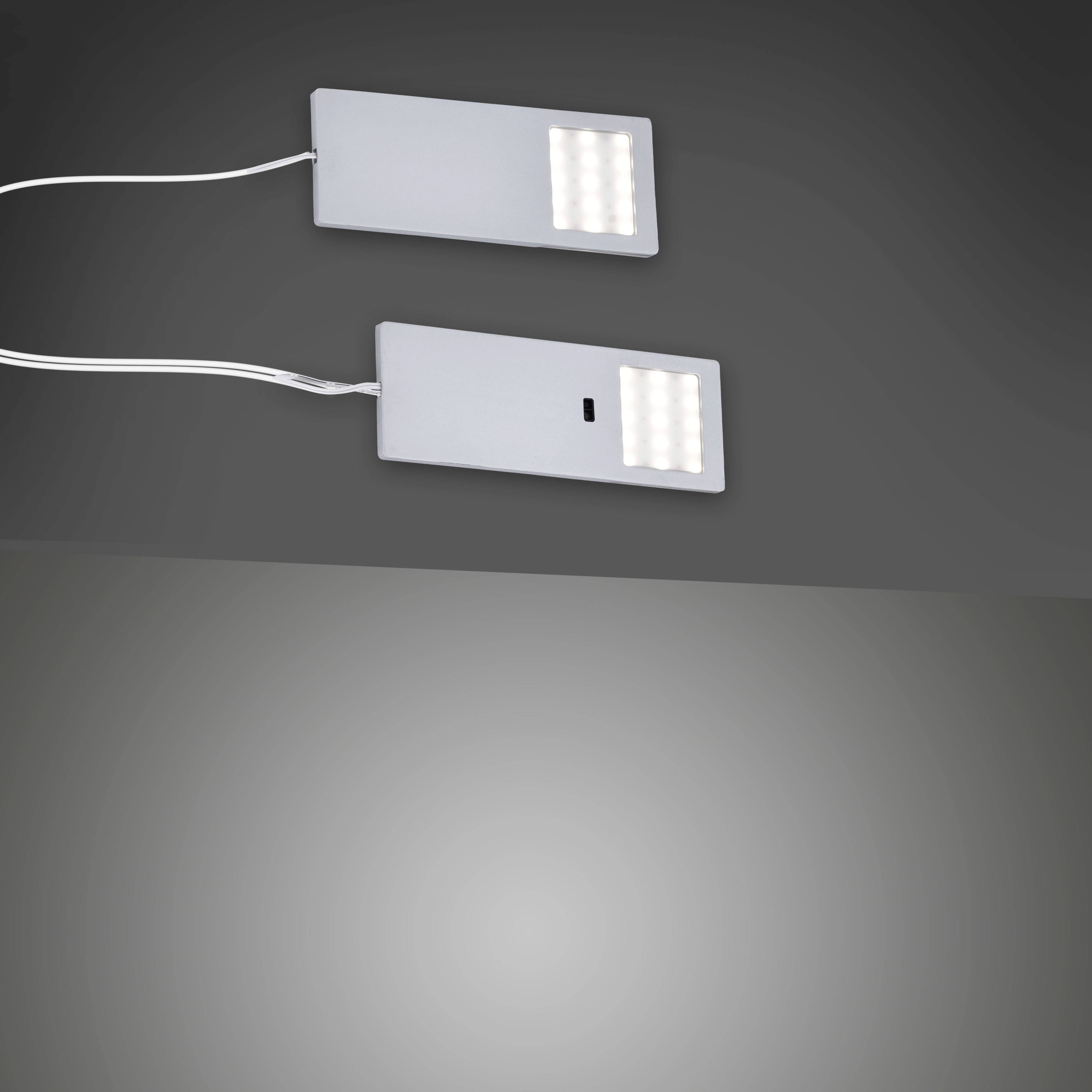 Einzelne rechteckige LED-Leuchte an einer grauen Wand montiert, mit einem Kabel angeschlossen. Beleuchtet den Bereich darunter.