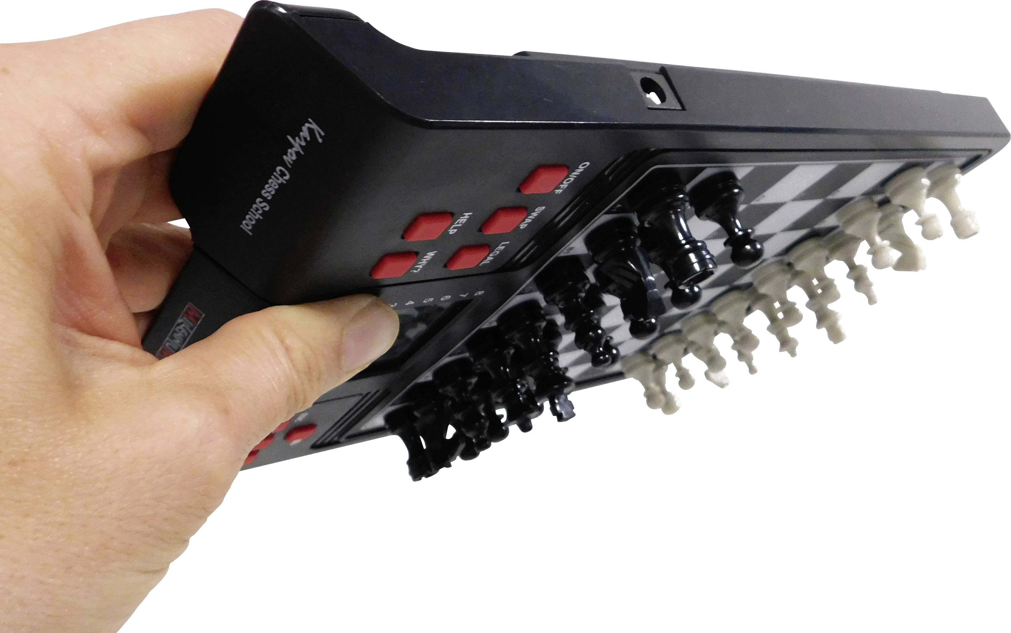Eine Hand hält ein elektronisches Schachbrett mit aufgestellten Figuren, das leicht gekippt ist. Rote Tasten befinden sich an der Seite.