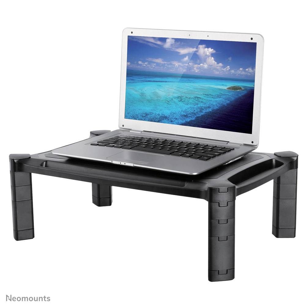 Ein Laptop auf einem verstellbaren, schwarzen Ständer; der Bildschirm zeigt ein Bild von einem Meer mit blauem Himmel.