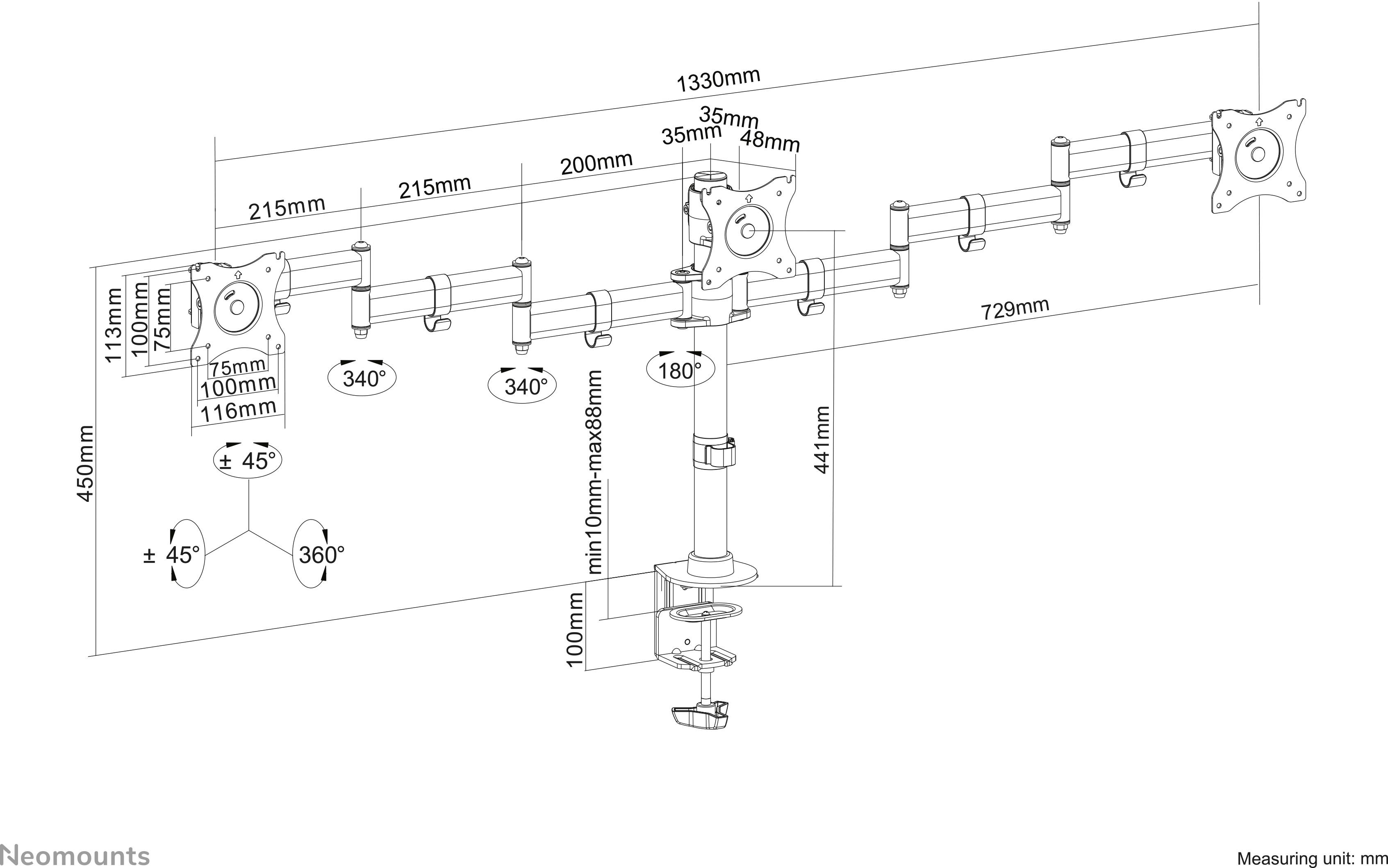 'Grafik eines dreifachen Monitorarms: Längen, Höhen, Bewegungswinkel und Abstand der Halterungen in Millimetern angegeben.'