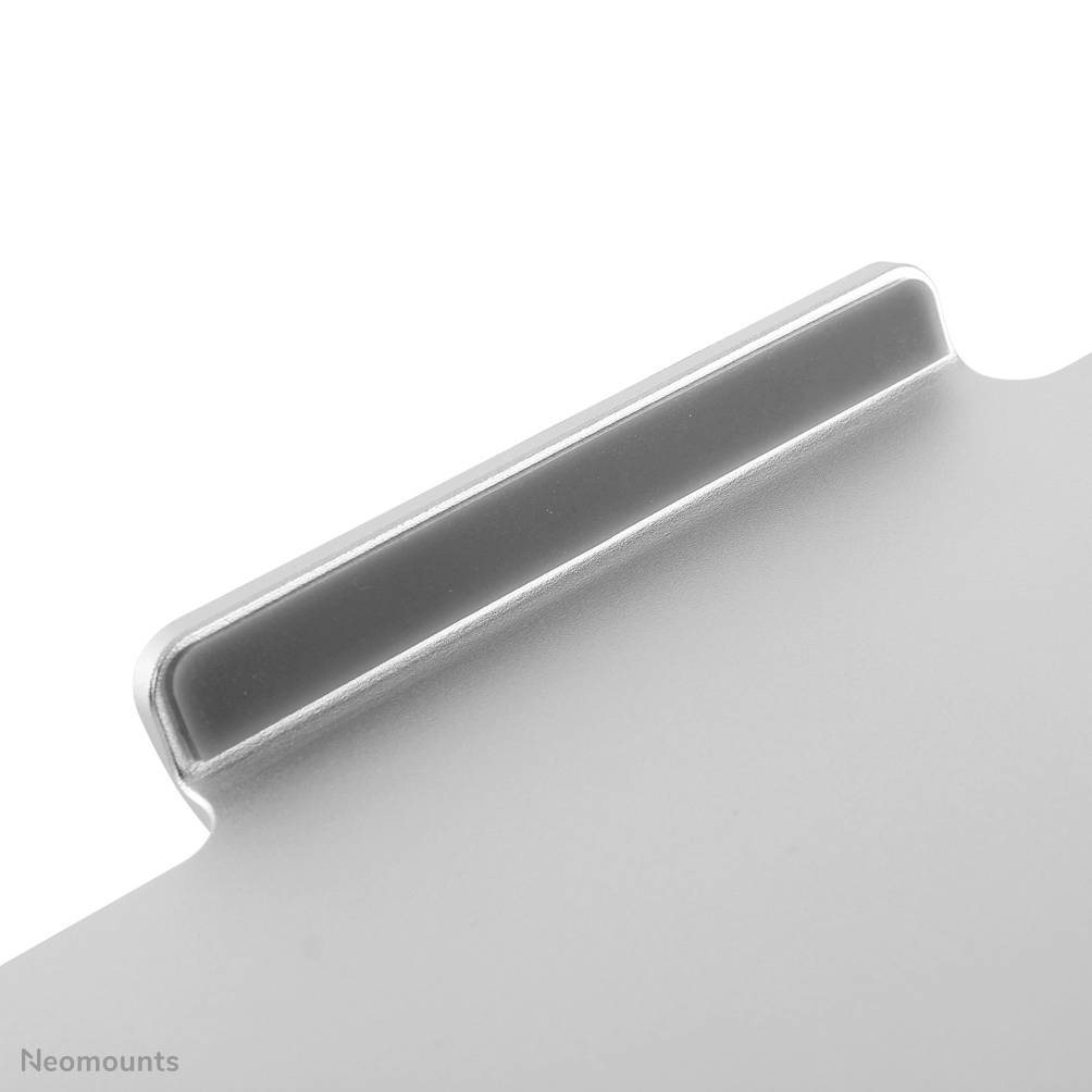 Ein silberner Metallclip an einer Platte, seitlich fotografiert. Der bläuliche Hintergrund hebt die matte Oberfläche hervor.