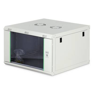 Ein weißer, wandmontierter Netzwerkschrank mit einer transparenten Fronttür und sicherem Schloss. Er verfügt über Lüftungsventilatoren oben und Kabelverwaltung im Inneren.