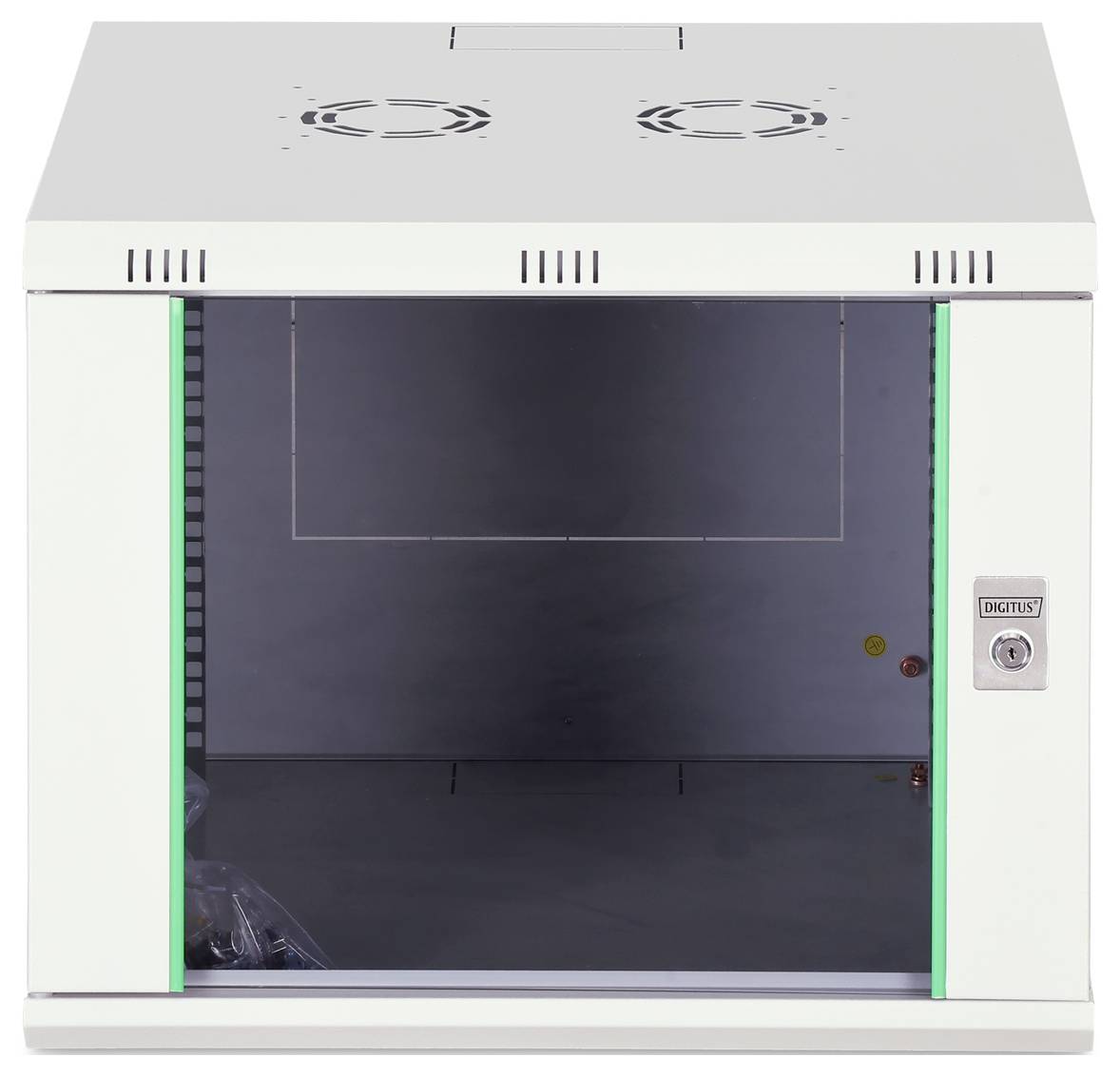 Ein leerer weißer Schrank mit einer Frontöffnung, grünen vertikalen Seitenlinien und einem Schloss auf der rechten Seite, möglicherweise für sichere Aufbewahrung.