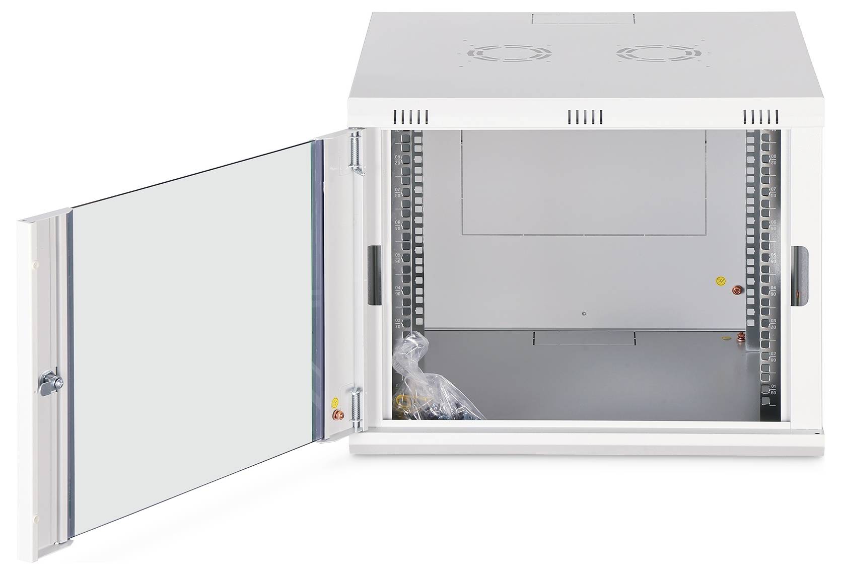 Ein offener weißer ServerSchrank mit einer Glastür, der ein Innenleben mit Montage-Schienen und einem kleinen Beutel Schrauben auf dem Schrankboden zeigt.