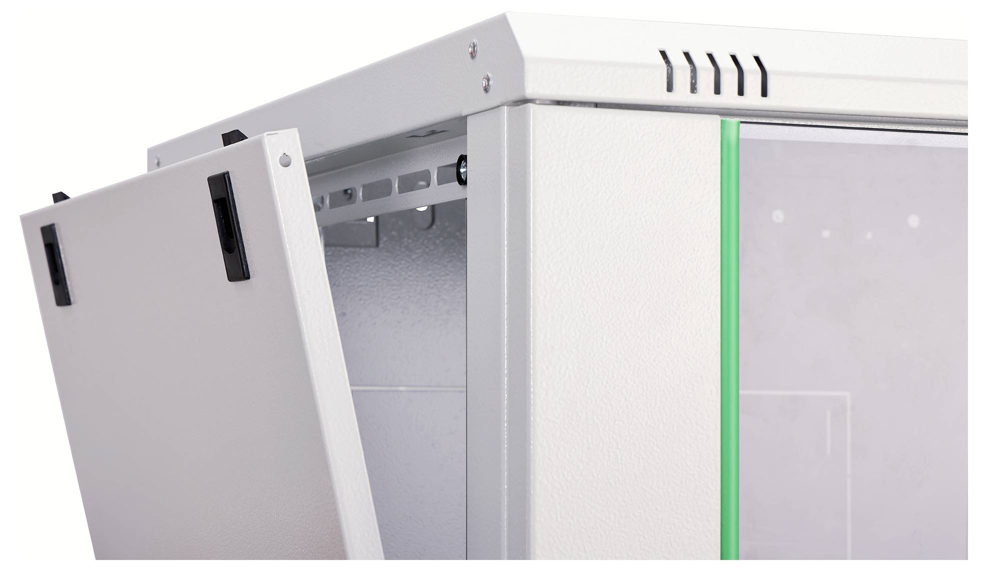 Geöffneter weißer Elektroschrank mit einer Tür, die teilweise abgelöst ist und das innere Rahmenwerk zeigt.