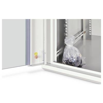 Ein elektrischer Schaltschrank geöffnet mit einem transparenten Beutel, der Schrauben im Inneren enthält.