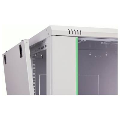 Ein weißer Metallschrank mit einer offenen Tür und einem vertikalen grünen Lichtstreifen an der Seite, der interne Fächer für Ausrüstung zeigt.
