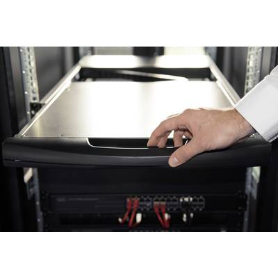 Eine Hand zieht eine Server-Schublade in einem Rechenzentrum aus einem Serverschrank heraus und zeigt dabei auf IT-Wartung.
