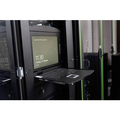 Ein geöffneter Laptop ist in einem Server-Rack eingebaut. Der Bildschirm zeigt die Uhrzeit '11:30' und das Datum 'Freitag, 22. Februar'.