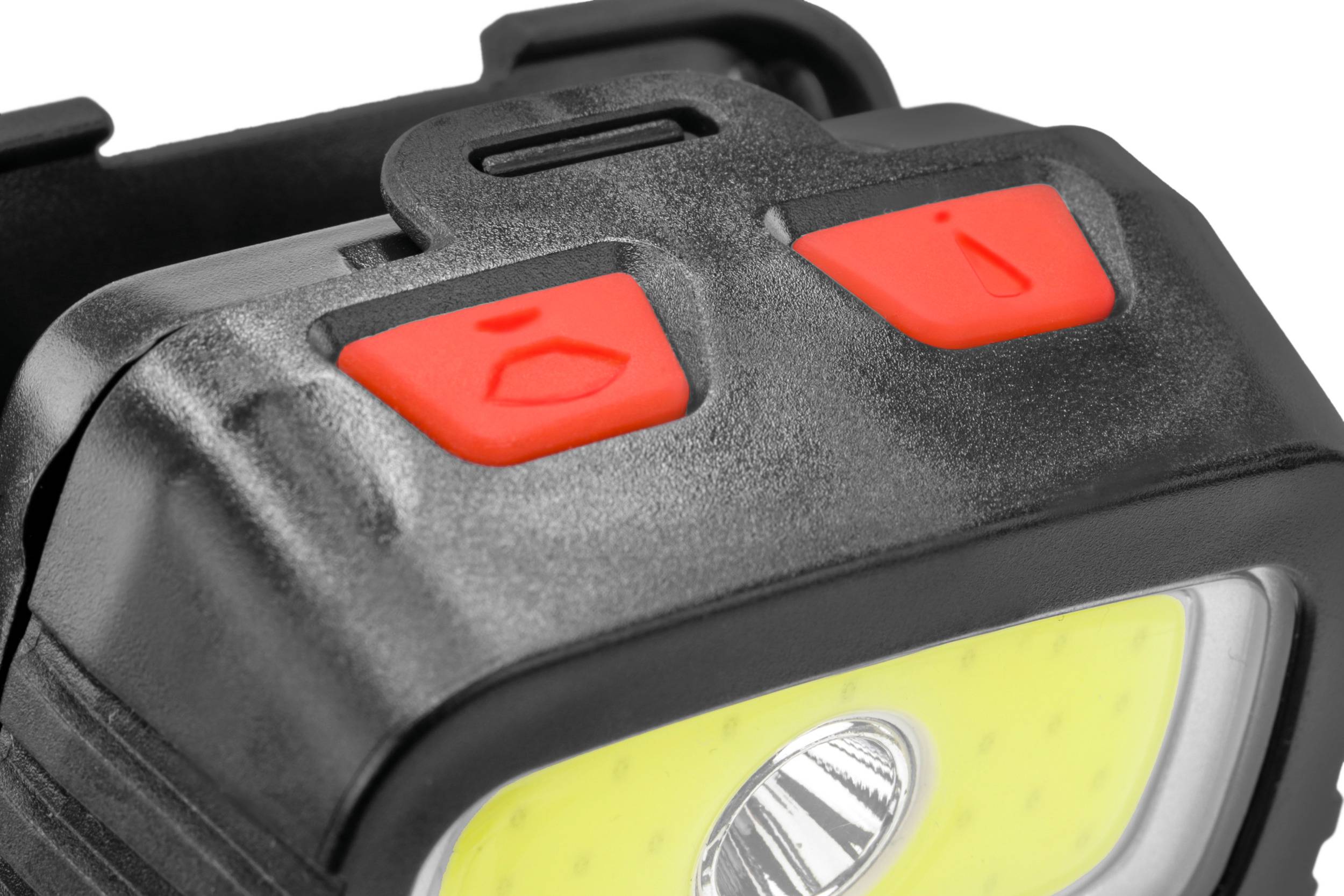 Nahaufnahme einer schwarzen Stirnlampe mit zwei roten Knöpfen: Ein Knopf mit einem Lichtsymbol, der andere mit einem Pfeilsymbol.