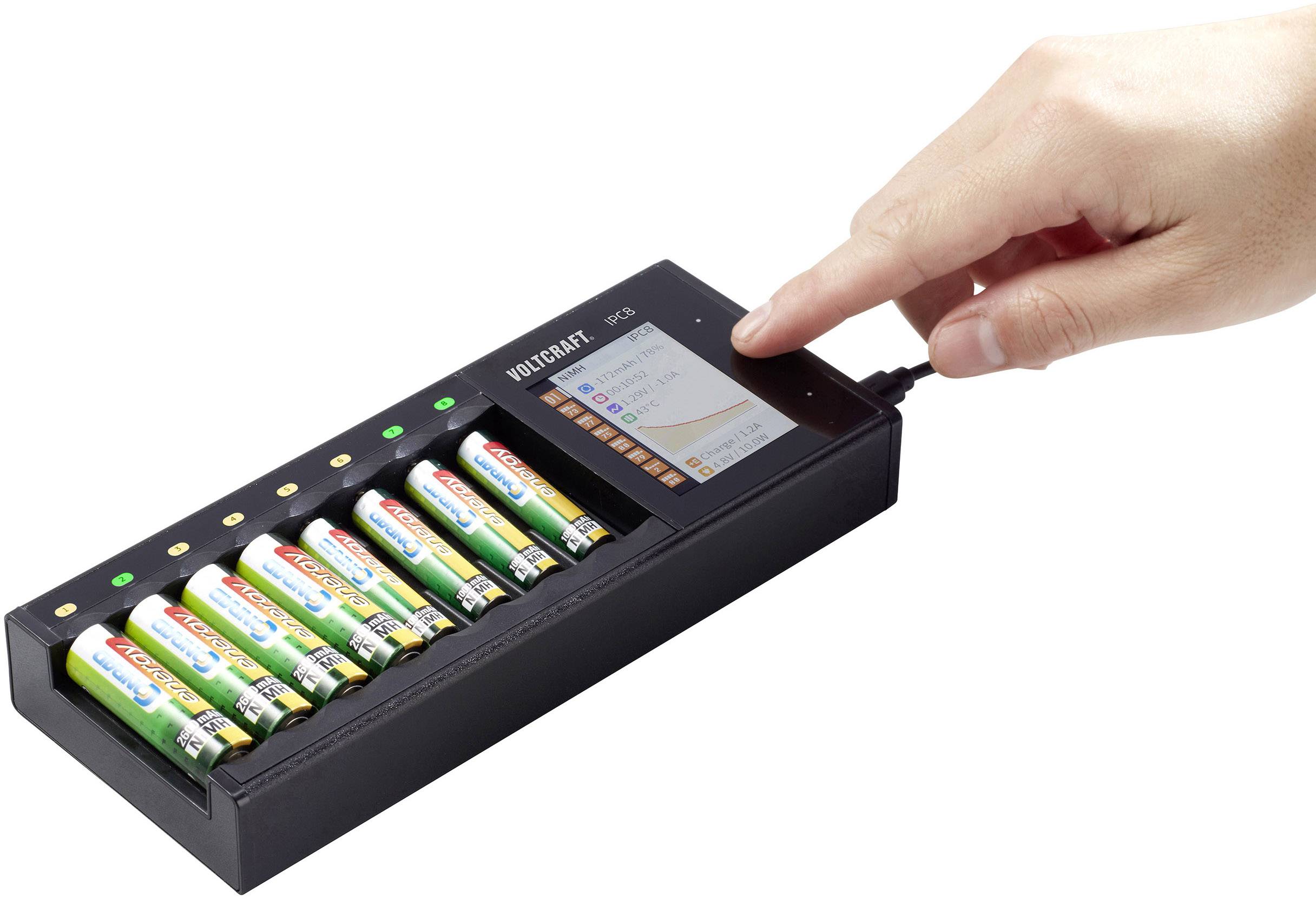 'Akkuladegerät mit acht wiederaufladbaren Batterien. Eine Hand berührt den Bildschirm des Geräts, das Ladeinformationen anzeigt.'