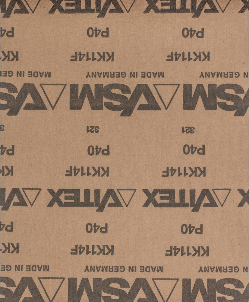 Braunes Schleifpapier mit schwarzem Aufdruck 'VSM KLINGSPOR MADE IN GERMANY P40'.