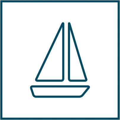 Ein einfaches Symbol eines Segelbootes mit zwei Segeln und einem Rumpf, dargestellt in dunkelblauer Linie auf weißem Hintergrund.
