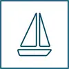 Ein einfaches Symbol eines Segelbootes mit zwei Segeln und einem Rumpf, dargestellt in dunkelblauer Linie auf weißem Hintergrund.