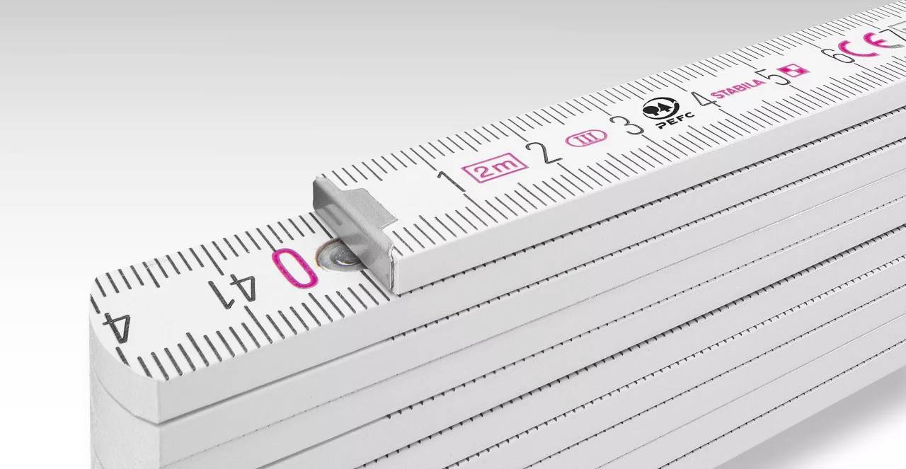 Klappmeter in Nahaufnahme, geöffnet auf 41 cm. Der Maßstab zeigt Zentimeterangaben, geeignet für präzises Messen bei Handwerksarbeiten.