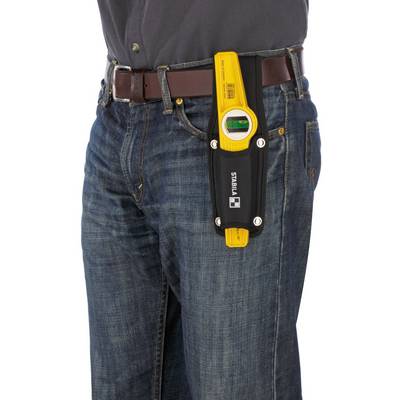 Person trägt eine Wasserwaage in einer Gürtelhalterung an Jeans.