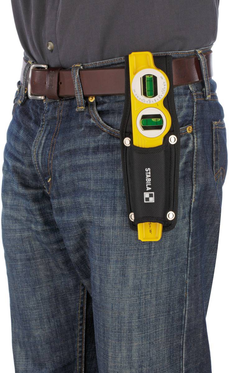 Eine Wasserwaage in einem Holster, das an einem Gürtel befestigt ist und an der Seite einer Person in Jeans getragen wird.