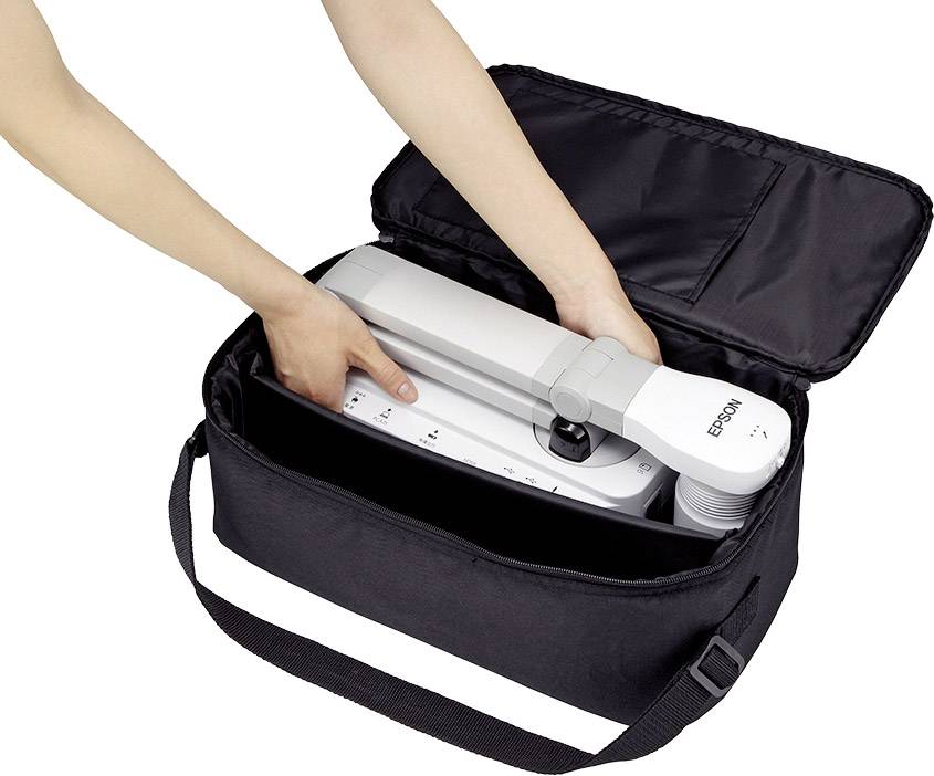 Eine Person legt einen tragbaren Scanner in eine schwarze Tragetasche.