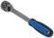 Ein blauer und schwarzer Schraubenschlüssel mit Ratschenmechanismus, geeignet für mechanische Arbeiten. Markenname 'Gedore' auf dem Griff.