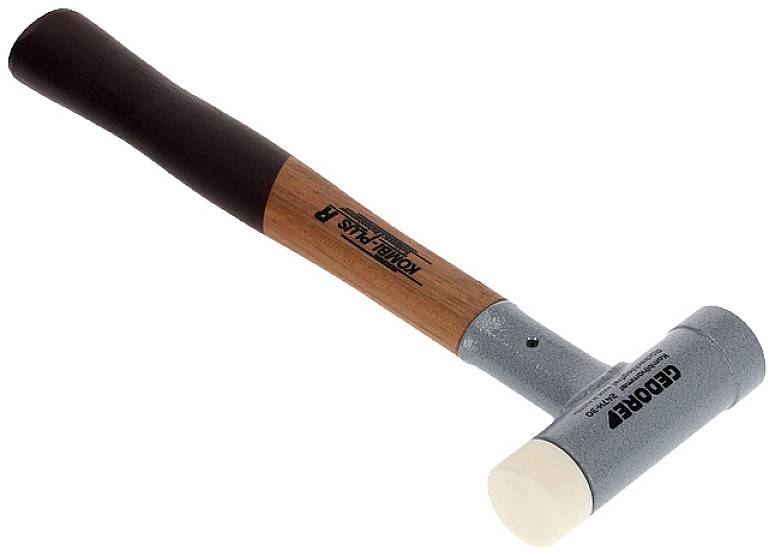 Ein Kunststoffhammer mit einem Holzgriff und einem metallischen Kopf, der an beiden Enden mit weißen Kunststoffflächen versehen ist.