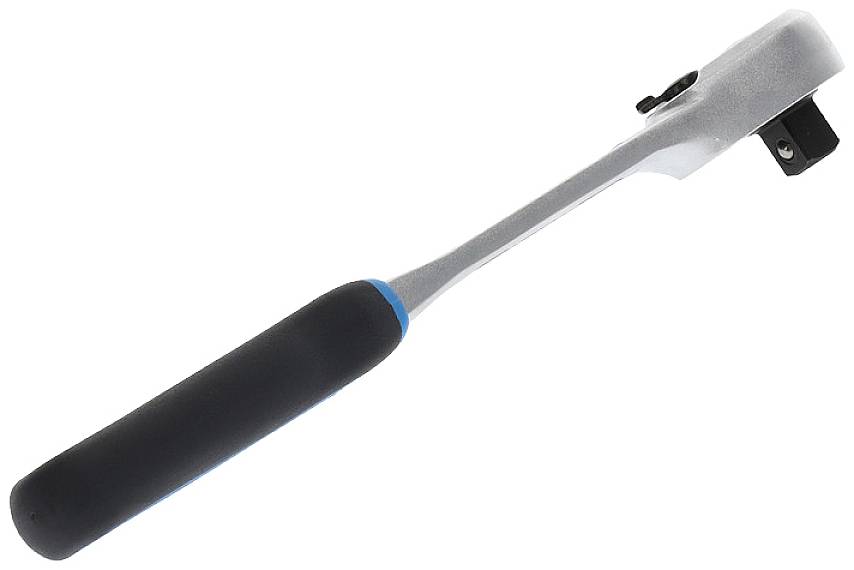 Ein silberfarbener Ratschen-Schraubenschlüssel mit schwarzem Griff liegt schräg, Griff links, Werkzeugkopf rechts.