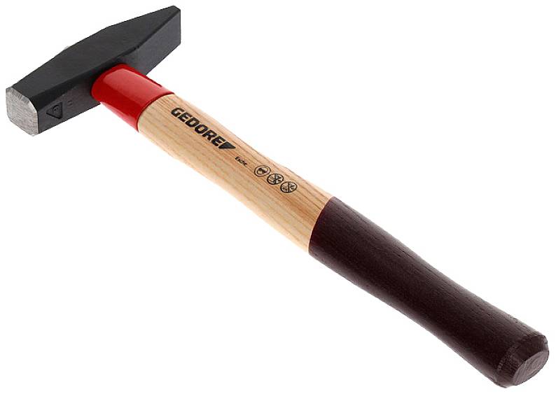 Hammer mit Holzgriff und metallischem Kopf, markiert mit 'GEDORE'. Geeignet für allgemeine Handwerksarbeiten.