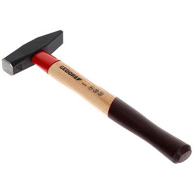 Hammer mit Holzgriff und metallischem Kopf, markiert mit 'GEDORE'. Geeignet für allgemeine Handwerksarbeiten.