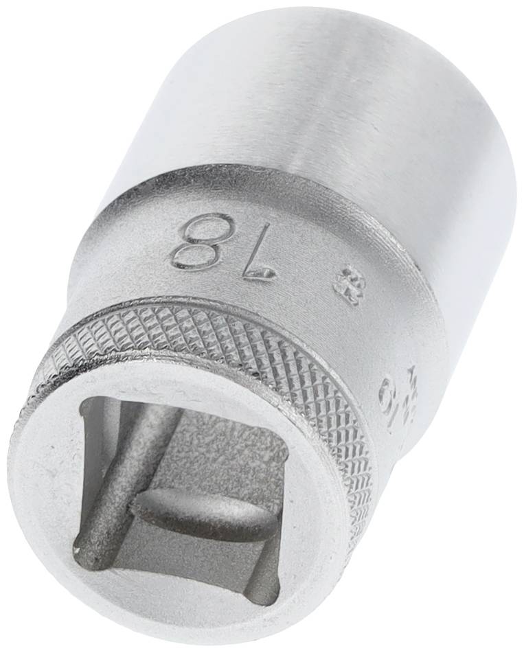 Metallene Stecknuss, an einem Ende offen. Sie zeigt die Größe 8. Gerändelte Oberfläche für besseren Halt. Werkzeug für Schrauben.