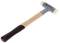 Ein Hammer mit einem Holzgriff und Kunststoffköpfen an beiden Enden, verwendet für präzise Arbeiten ohne Oberflächenschäden.