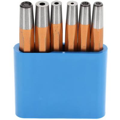 Sechs orange Bleistifte mit silbernen Enden in einem blauen Halter, gleichmäßig angeordnet.