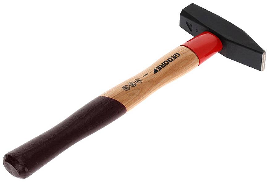 Ein Hammer mit einem Holzgriff und schwarzem, metallischem Kopf. Der Griff ist teils rot lackiert und die Marke 'Gedore' ist sichtbar.