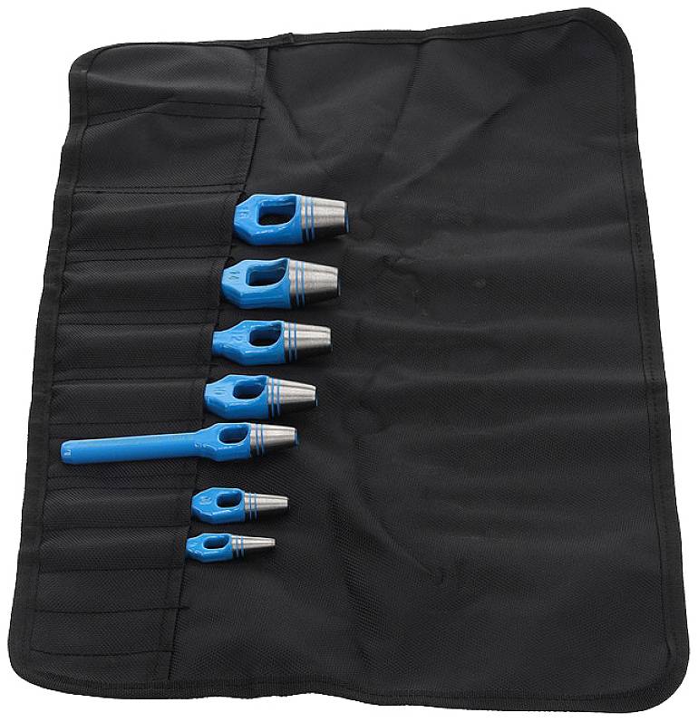 Werkzeugsatz mit sieben blauen Kegelbohrern in einer schwarzen Stofftasche.