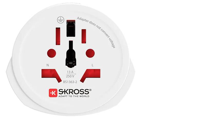 Universal-Reiseadapter von SKROSS; geeignet für verschiedene Steckdosen weltweit; mit Aufschrift 'Adapter does not convert voltage'.