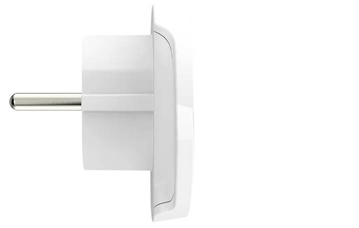 Seitenansicht eines weißen Steckers in einem Netzteiladapter, der für europäische Steckdosen geeignet ist.