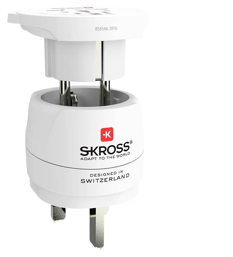 Reisesteckeradapter in weißer Farbe, Marke SKROSS. Designed in Switzerland. Verwendbar für internationale Steckdosenanschlüsse.