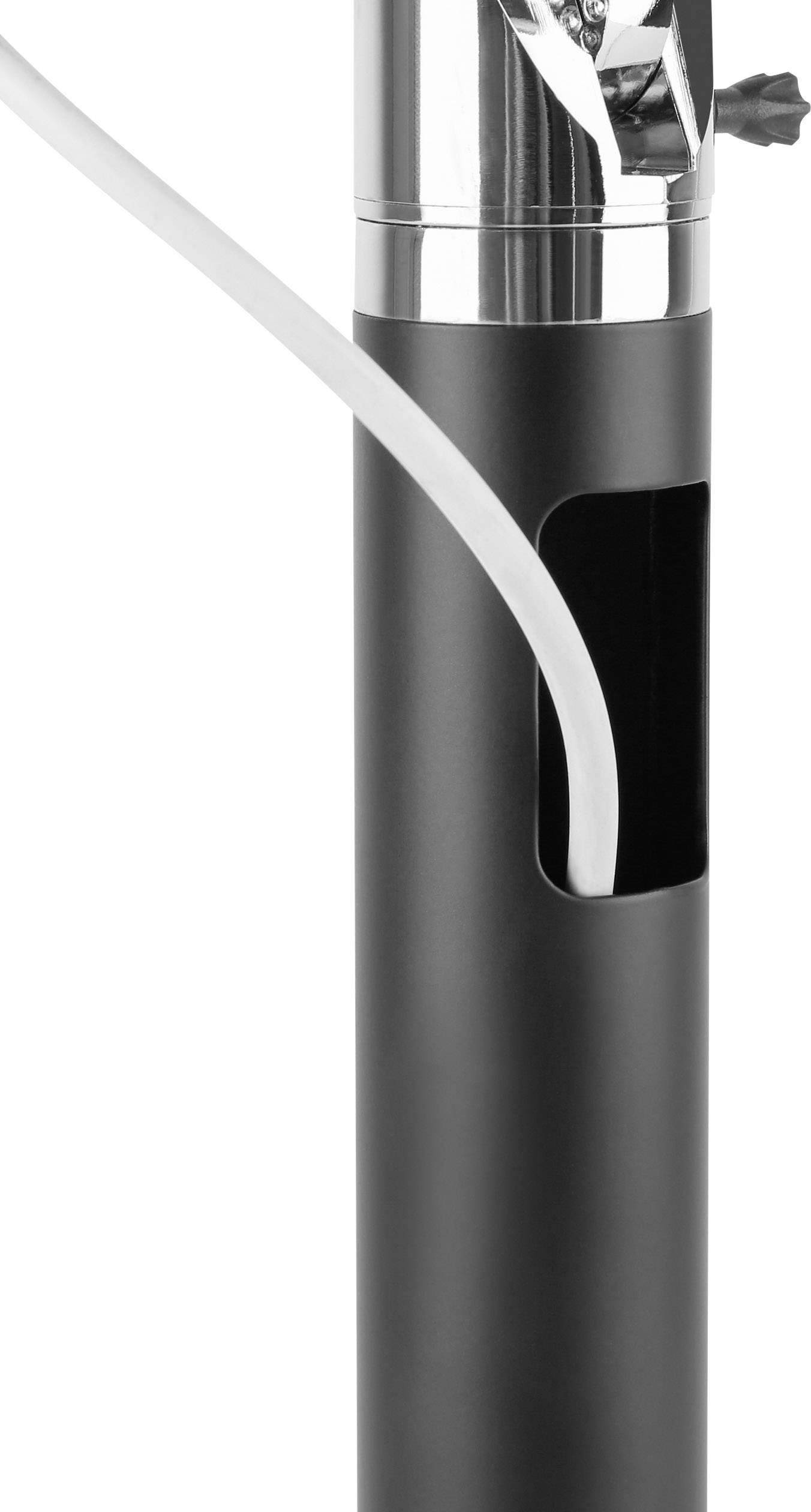 Ein schwarzes Metallrohr mit einer Aussparung, aus der ein weißes Kabel herausragt. Oben glänzt ein verchromtes Bauteil.