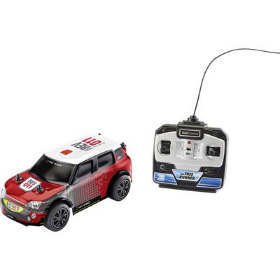 Ferngesteuertes, rot-weißes Spielzeugauto neben einer Fernbedienung, auf weißem Hintergrund; geeignet für Kinder.