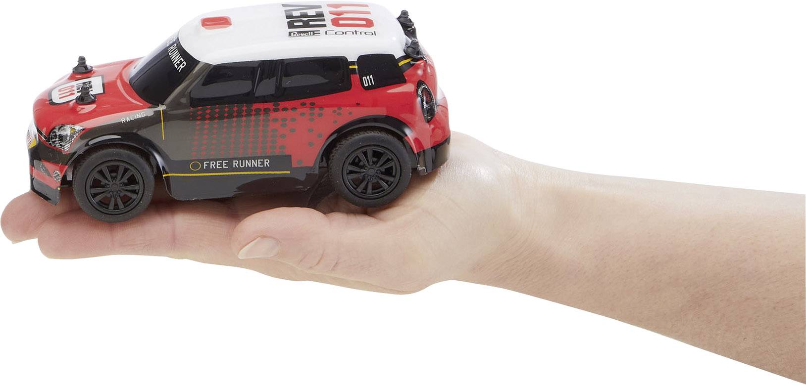 Eine menschliche Hand hält ein kleines, ferngesteuertes Modellauto in rot, schwarz und weiß.