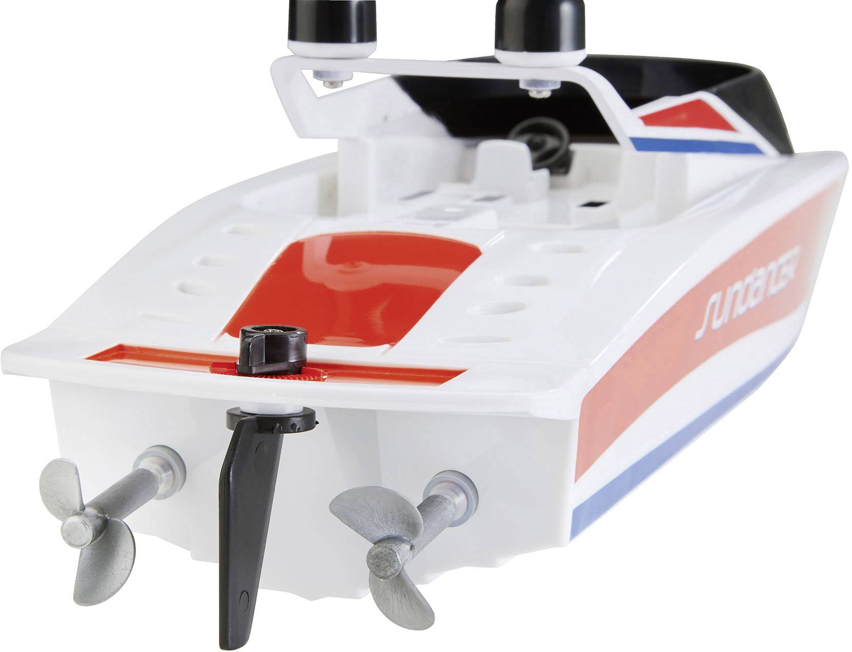 Ein kleines weißes Spielzeugboot mit roten und blauen Akzenten und zwei Propellern am Heck.