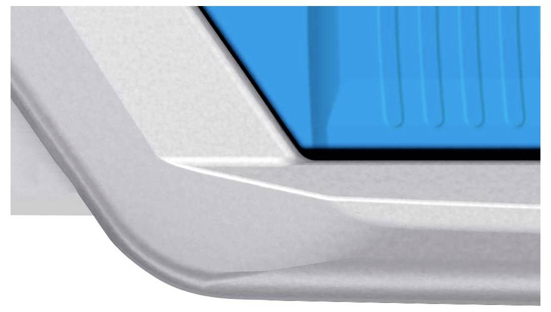 Ein blauer konkaver Knopf, der von einer silbernen, geriffelten Umrandung eingerahmt ist.