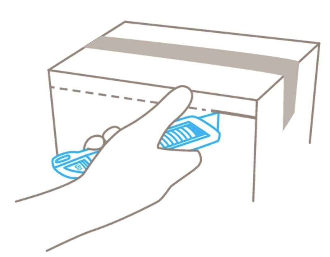 Ein Diagramm zeigt eine Hand, die ein Messer benutzt, um eine Verpackung entlang einer gepunkteten Linie zu öffnen.