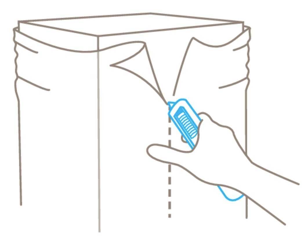 Abbildung zeigt eine Hand, die einen Karton mit einem Cutter öffnet. Der Schnitt erfolgt entlang einer gepunkteten Linie auf der Kartonseite.