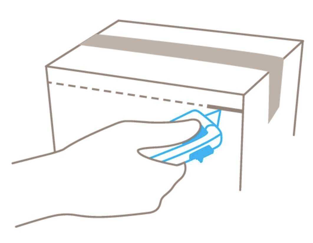 Hand öffnet mit einem blauen Schieber einen Karton an der perforierten Linie.