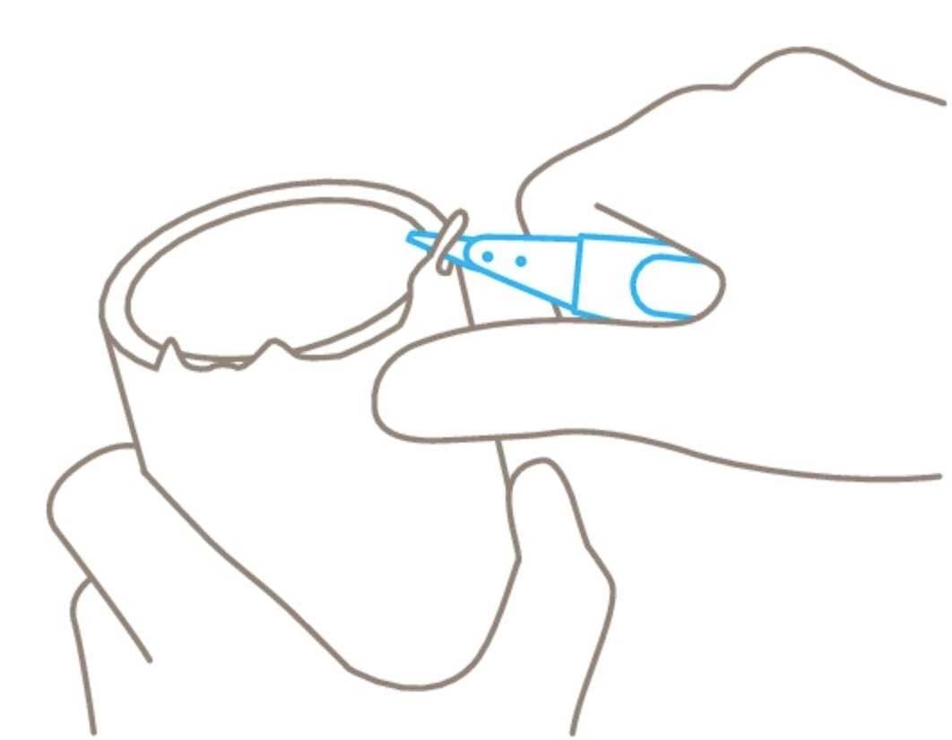 Gezeichnete Anleitung: Eine Hand hält einen Stift an der Innenkante eines Bechers, vermutlich um den Rand zu markieren.