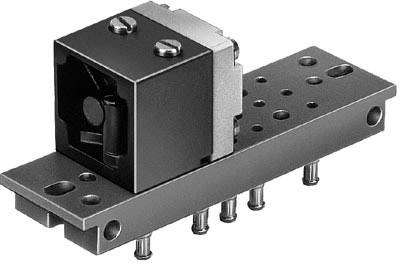 Ein metallisches Maschinenteil mit Schraubenlöchern und beweglichen Komponenten, möglicherweise Teil einer mechanischen Halterung oder Schiene.